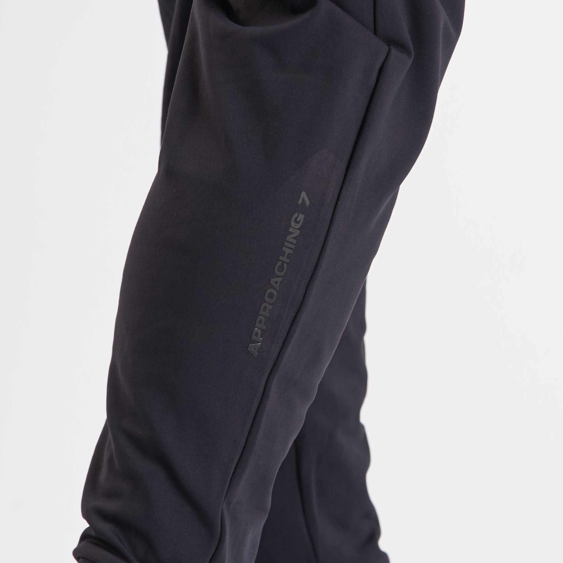 The Cobra 360Go 1Z Joggers, are designed for ultimate comfort and flexibility. Made with 360-degree stretch fabric, these joggers provide complete freedom of movement, perfect for strength training, and everyday wear. The built-in super-soft performance liner adds an extra layer of comfort, while the soft fleece inner feel ensures warmth and coziness. Designed with a unisex fit, it pairs perfectly with our matching Cobra Quarter Zip Jacket. All A7 ships to UK, Norway, Switzerland and Iceland.