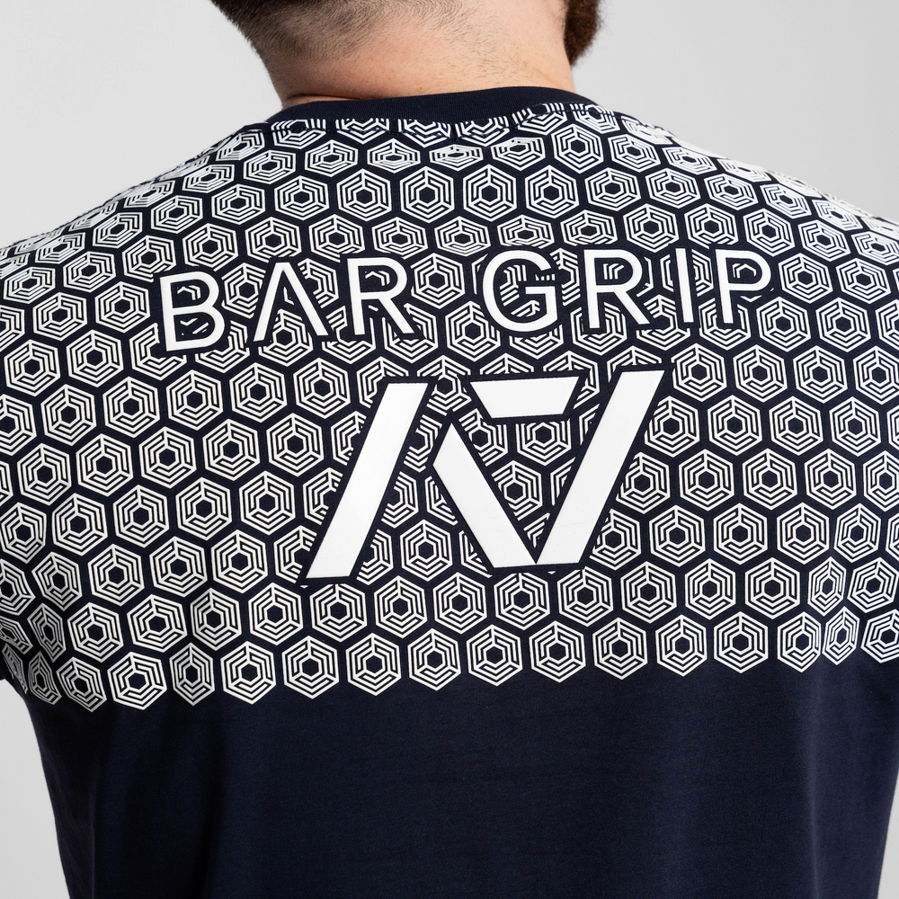 
                      
                        Whether pressing, pulling, squatting or any other variational movement the knurling is always there. The silicone bar grip helps with slippery commercial benches and bars and anchors the barbell to your back. All A7 Powerlifting Equipment shipping to UK, Norway, Switzerland and Iceland.
                      
                    