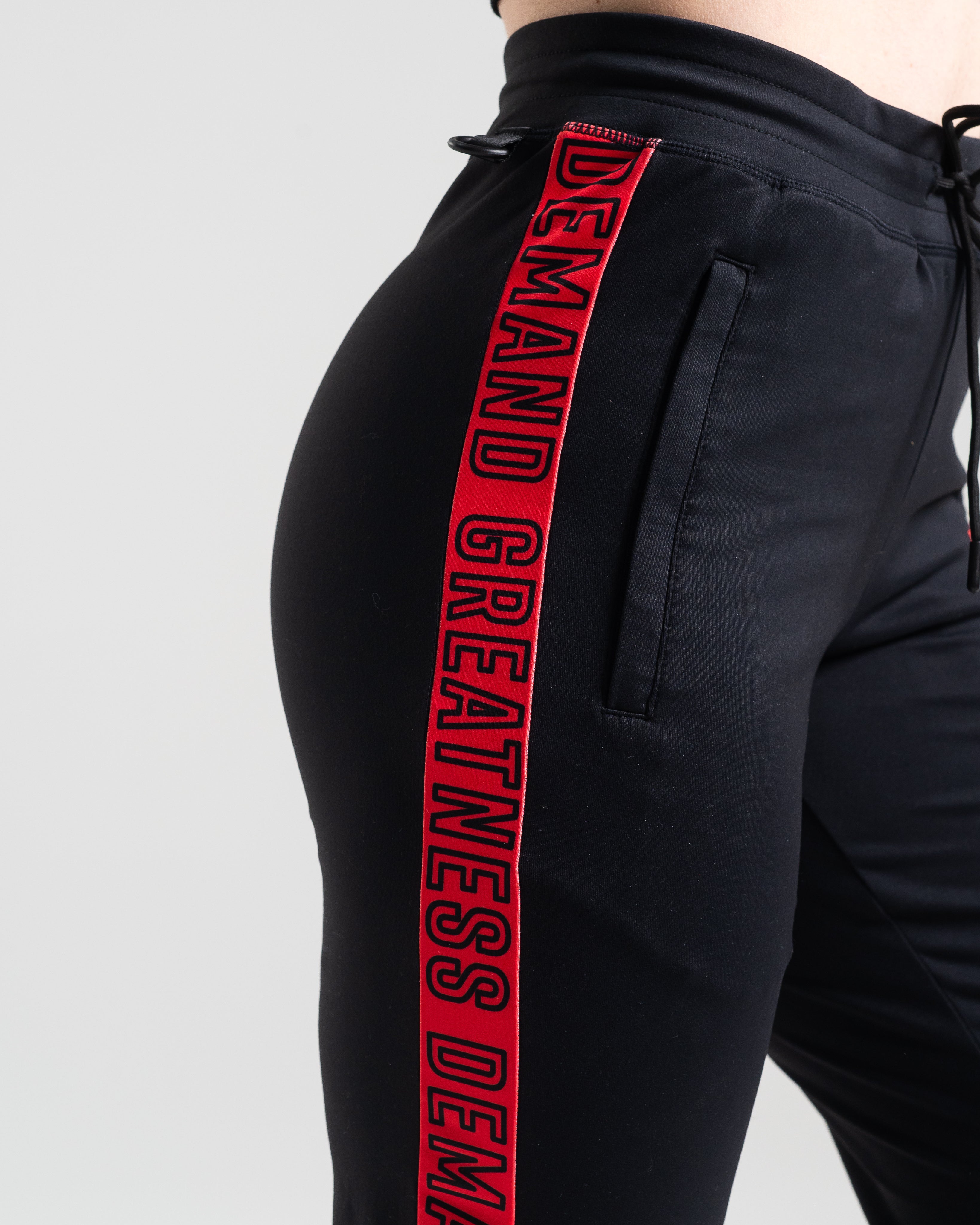 A7 Red Dawn Defy joggers are just as comfortable in the gym as they are going out. These are made with premium moisture-wicking 4-way-stretch material for greater range of motion. These are a great fit for both men and women. All A7 Powerlifting Equipment shipping to UK, Norway, Switzerland and Iceland.