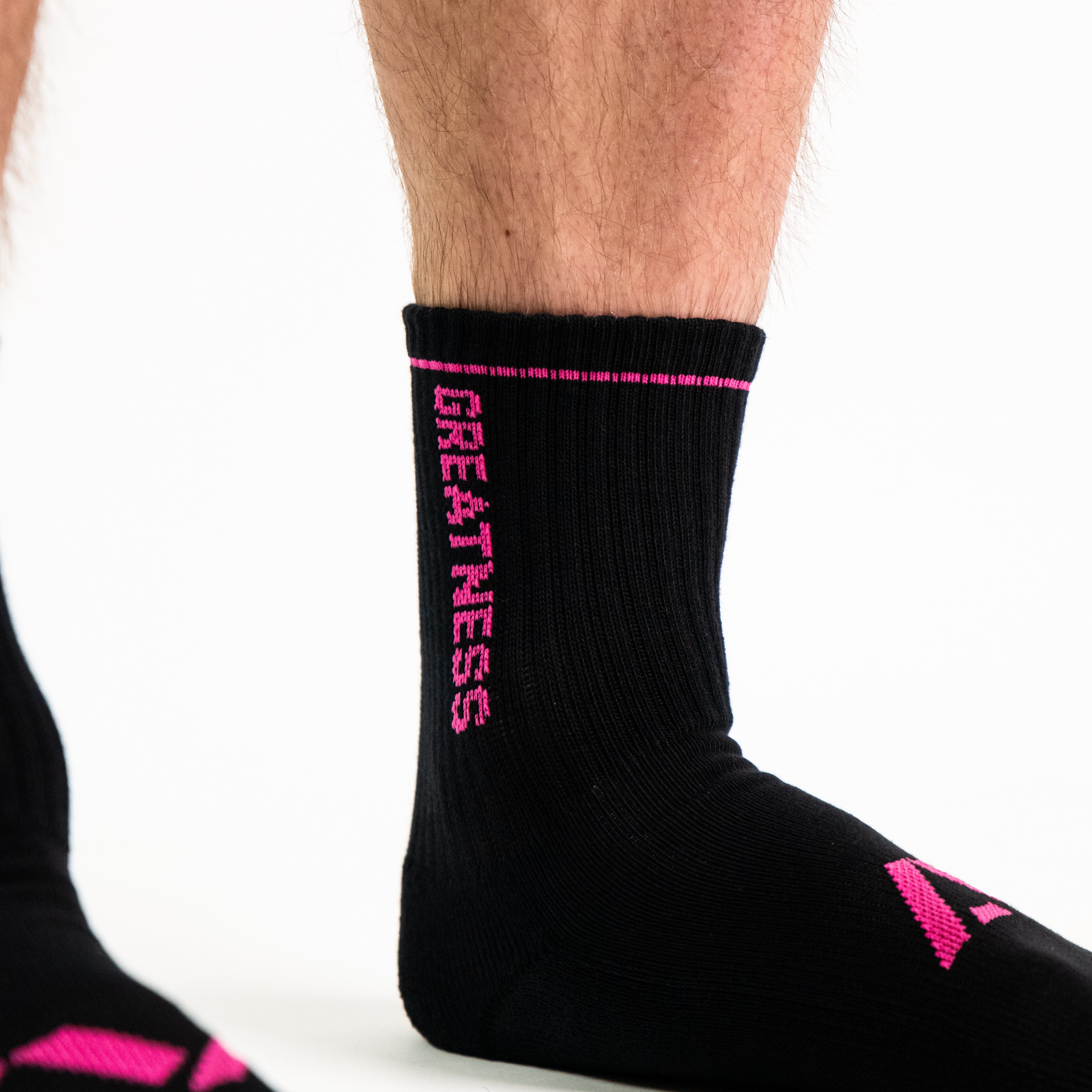 Standout from the crowd in our Pink Crew socks and let your energy show on the platform, in your training or while out and about. 