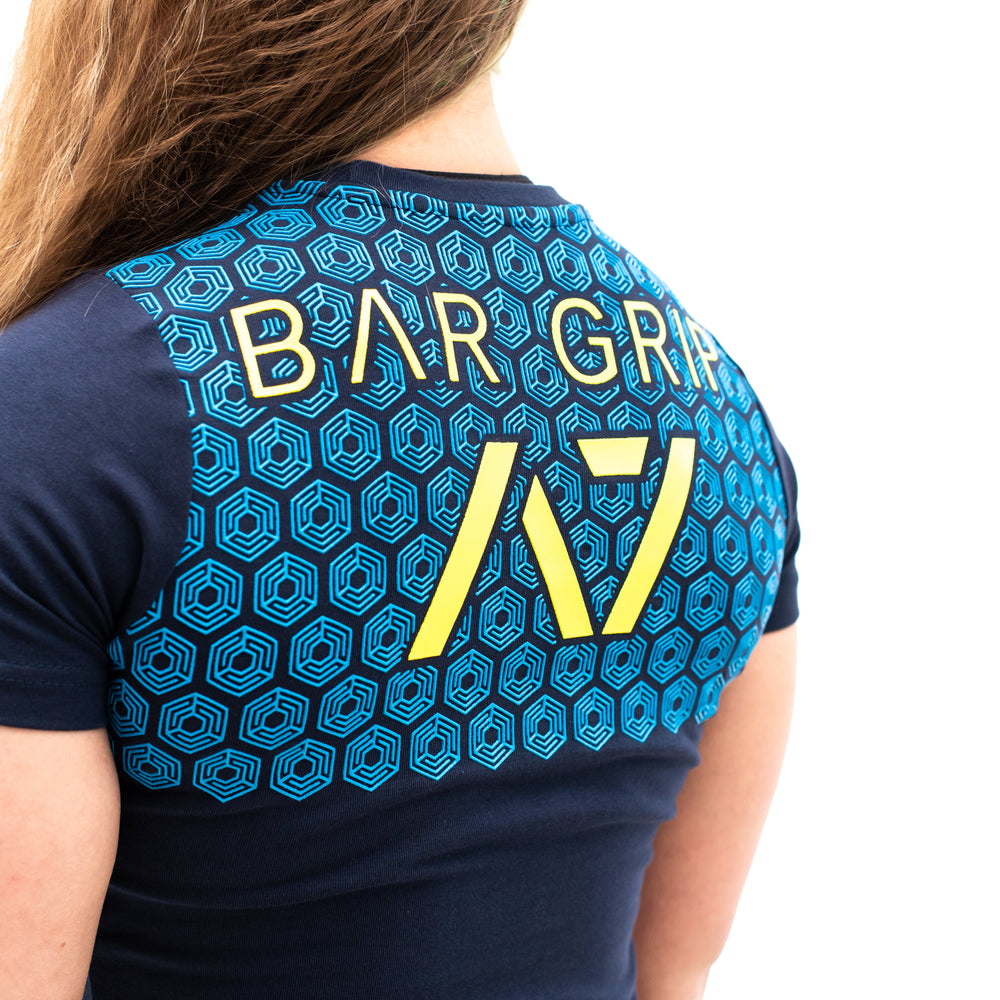 
                      
                        The Seveneers League bar grip - we demand greatness from life and never stop progressing towards out goals! A7 bar grip helps you stick to the bench during bench press and anchors the barbell to your back when squatting. Bar Grip is the ultimate training shirt for powerlifting, strongman and weightlifting workouts. Seveneers Bar Grip is a perfect gift for a powerlifter. Purchase Seveneers League Bar Grip from A7 UK for shipping to UK.
                      
                    