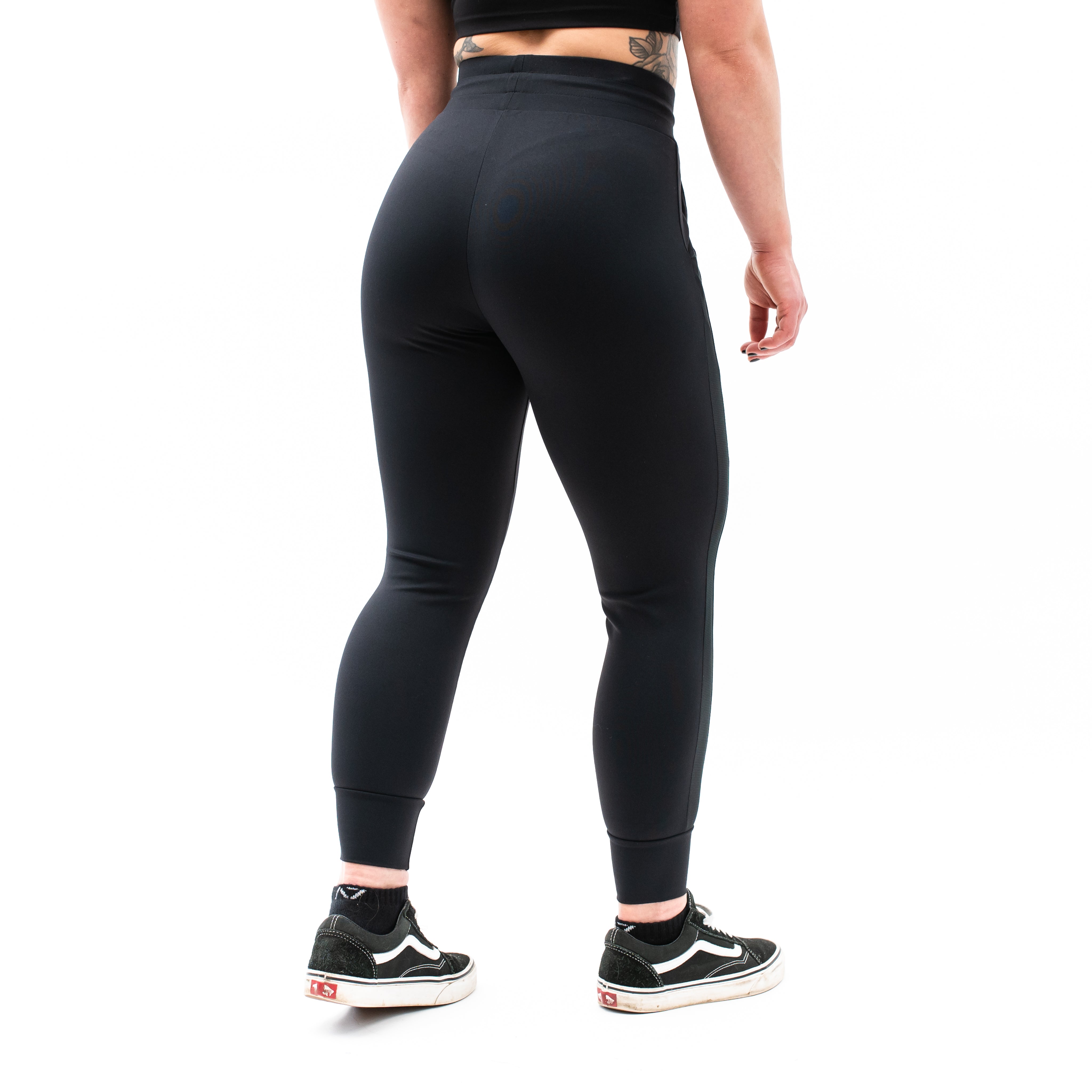 A7’s newest Women's Joggers are made with the same premium Defy fabric you have come to love, but with female curves (flexure) in mind! Using 4-way-stretch material, these flexure joggers are specifically designed for Women's unique shape. Flexure women’s joggers in night are available to buy from A7UK for shipping to UK and Europe. 