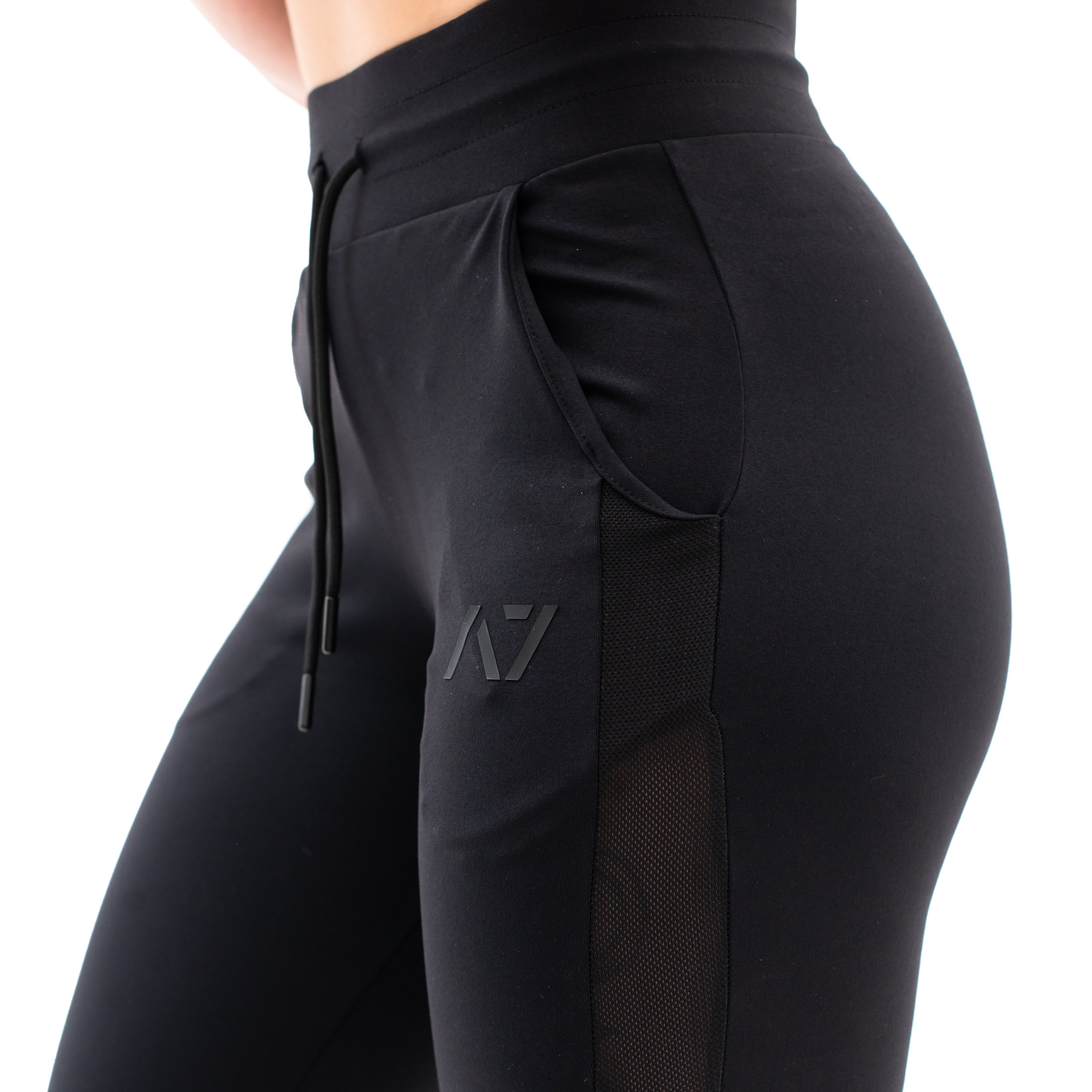 A7’s newest Women's Joggers are made with the same premium Defy fabric you have come to love, but with female curves (flexure) in mind! Using 4-way-stretch material, these flexure joggers are specifically designed for Women's unique shape. Flexure women’s joggers in night are available to buy from A7UK for shipping to UK and Europe. 