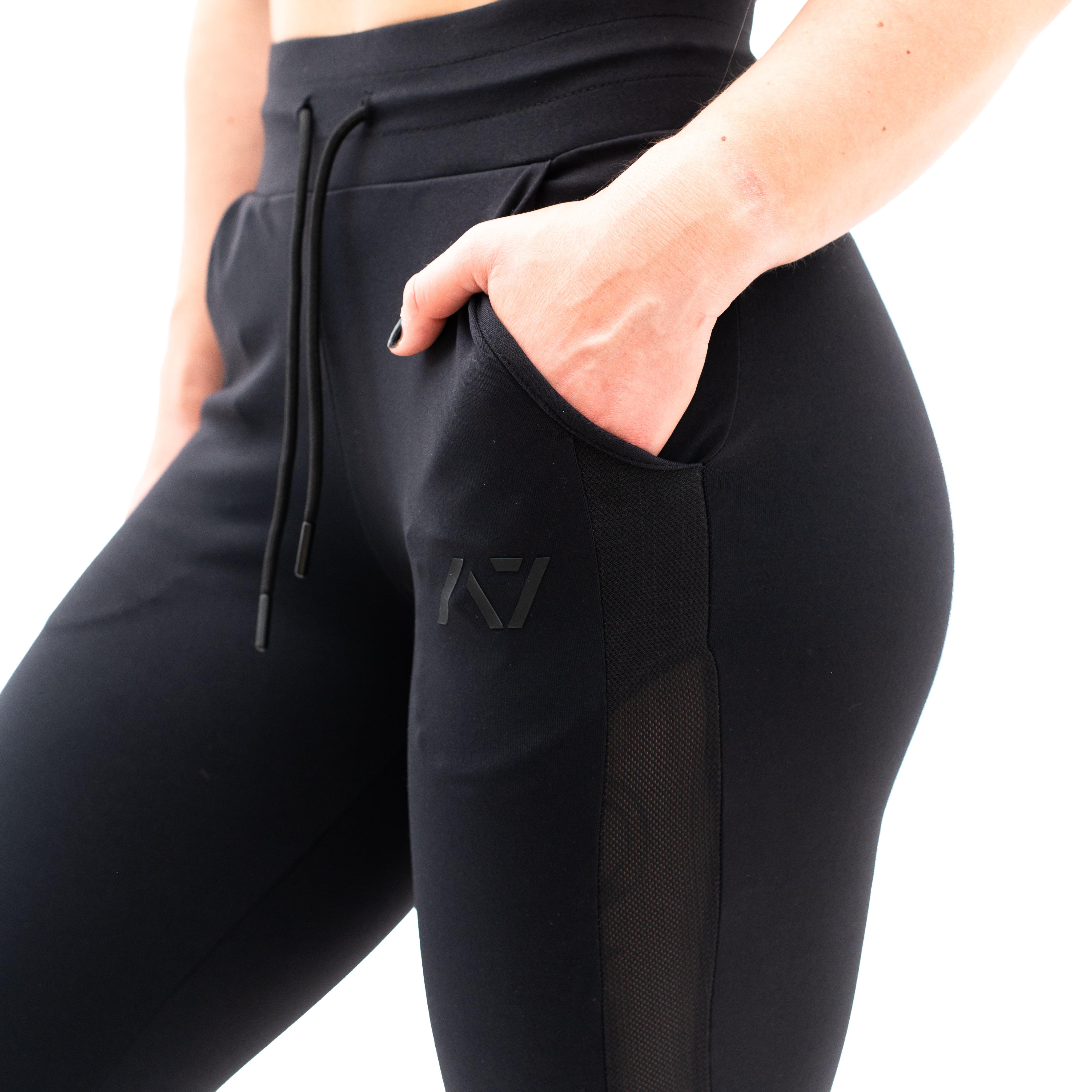 A7’s newest Women's Joggers are made with the same premium Defy fabric you have come to love, but with female curves (flexure) in mind! Using 4-way-stretch material, these flexure joggers are specifically designed for Women's unique shape. Flexure women’s joggers in night are available to buy from A7UK for shipping to UK and Europe. 