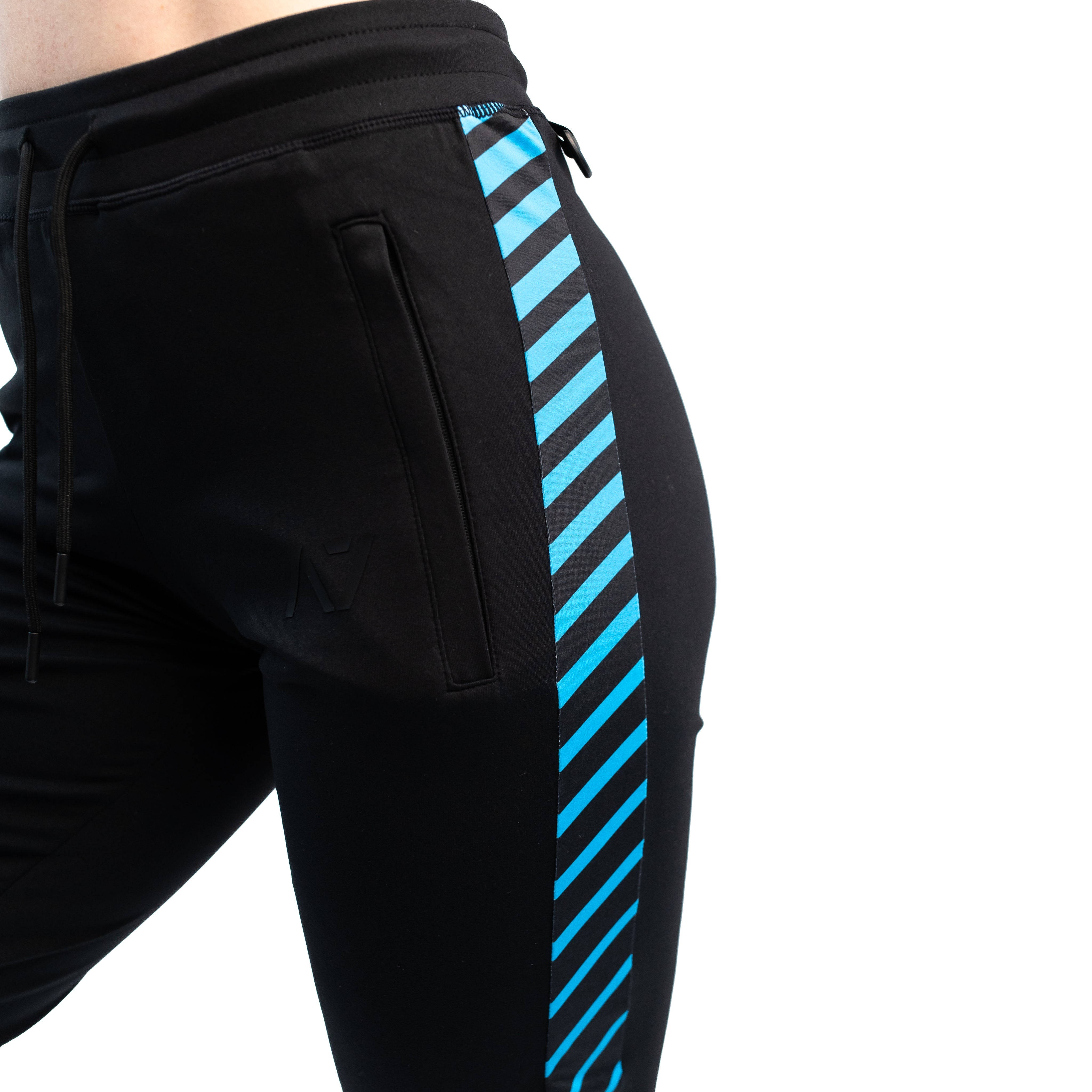 A7 Ripple Defy joggers are just as comfortable in the gym as they are going out. These are made with premium moisture-wicking 4-way-stretch material for greater range of motion. These are a great fit for both men and women and offer deep zippered pockets and tapered leg design. Purchase Ripple Defy Joggers from A7 UK shipping to UK or A7 Europe shipping to EU.