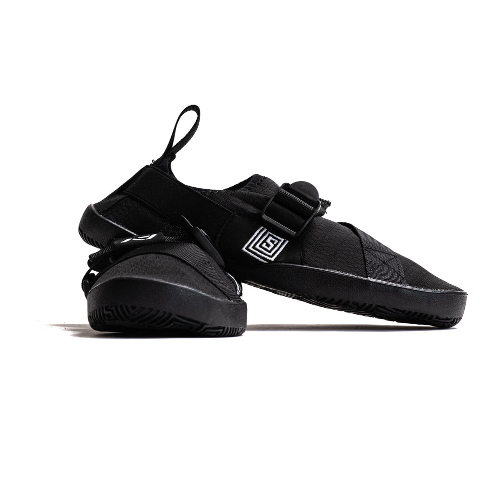 
                      
                        Simply designed with you in mind. With a 5 mm thin rubber grip sole, single pull diagonal/ Centre tension strap, all plastic components to allow easy washing, and even a convenient storage bag. These Soul Sumo v2 slippers are sure to impress. These slippers are ultra-compact and when rolled up are about the size of your wrist wraps. Our Soul Sumo Slippers are approved for IPF competitions and make a great addition to any IPF approved kit! A7 UK shipping to UK and Europe.
                      
                    