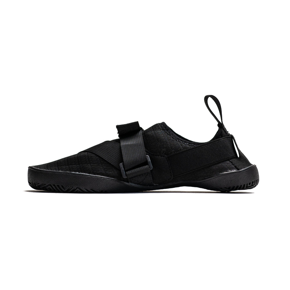 
                      
                        Simply designed with you in mind. With a 5 mm thin rubber grip sole, single pull diagonal/ Centre tension strap, all plastic components to allow easy washing, and even a convenient storage bag. These Soul Sumo v2 slippers are sure to impress. These slippers are ultra-compact and when rolled up are about the size of your wrist wraps. Our Soul Sumo Slippers are approved for IPF competitions and make a great addition to any IPF approved kit! A7 UK shipping to UK and Europe.
                      
                    