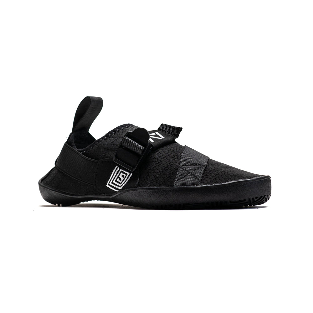
                      
                        Simply designed with you in mind. With a 5 mm thin rubber grip sole, single pull diagonal/ Centre tension strap, all plastic components to allow easy washing, and even a convenient storage bag. These Soul Sumo v2 slippers are sure to impress. These slippers are ultra-compact and when rolled up are about the size of your wrist wraps. Our Soul Sumo Slippers are approved for IPF competitions and make a great addition to any IPF approved kit! A7 UK shipping to UK and Europe.
                      
                    