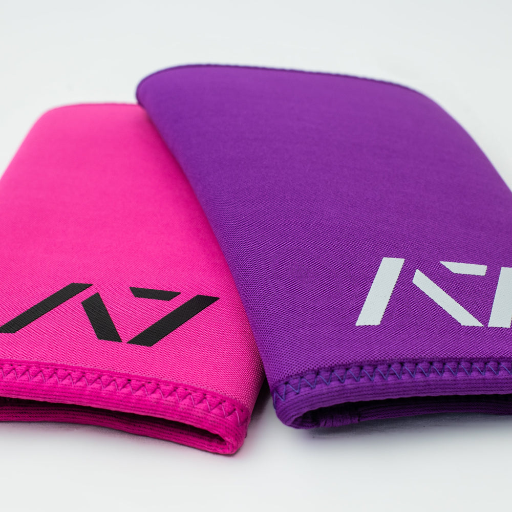 
                      
                        A7 IPF approved Purple CONE knee sleeves are structured with a downward cut panel on the back of the quad and calf to ensure ultimate compression at the knee joint. A7 CONE knee sleeves are IPF approved for use in all powerlifting competitions. A7 CONE Knee Sleeves are IPF Approved Kit. A7 cone knee sleeves are made with high quality neoprene and the knee sleeves are sold as a pair. The double seam on the knee sleeves create a greater tension on the knee joint. A7 UK shipping to UK and Europe. 
                      
                    