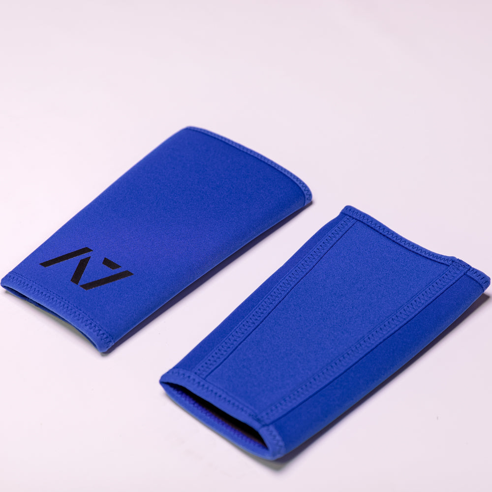 A7 IPF approved Blue CONE knee sleeves are structured with a downward cut panel on the back of the quad and calf to ensure ultimate compression at the knee joint. A7 CONE knee sleeves are IPF approved for use in all powerlifting competitions. A7 cone knee sleeves are made with high quality neoprene and the knee sleeves are sold as a pair. The double seem on the knee sleeves create a greater tension on the knee joint. Available in UK and Europe including France, Italy, Germany, Sweden and Poland