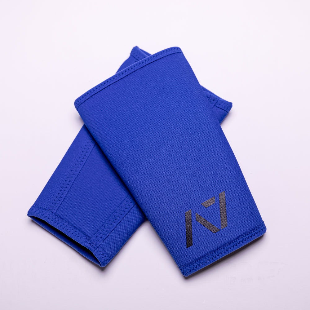 A7 IPF approved Blue CONE knee sleeves are structured with a downward cut panel on the back of the quad and calf to ensure ultimate compression at the knee joint. A7 CONE knee sleeves are IPF approved for use in all powerlifting competitions. A7 cone knee sleeves are made with high quality neoprene and the knee sleeves are sold as a pair. The double seem on the knee sleeves create a greater tension on the knee joint. Available in UK and Europe including France, Italy, Germany, Sweden and Poland