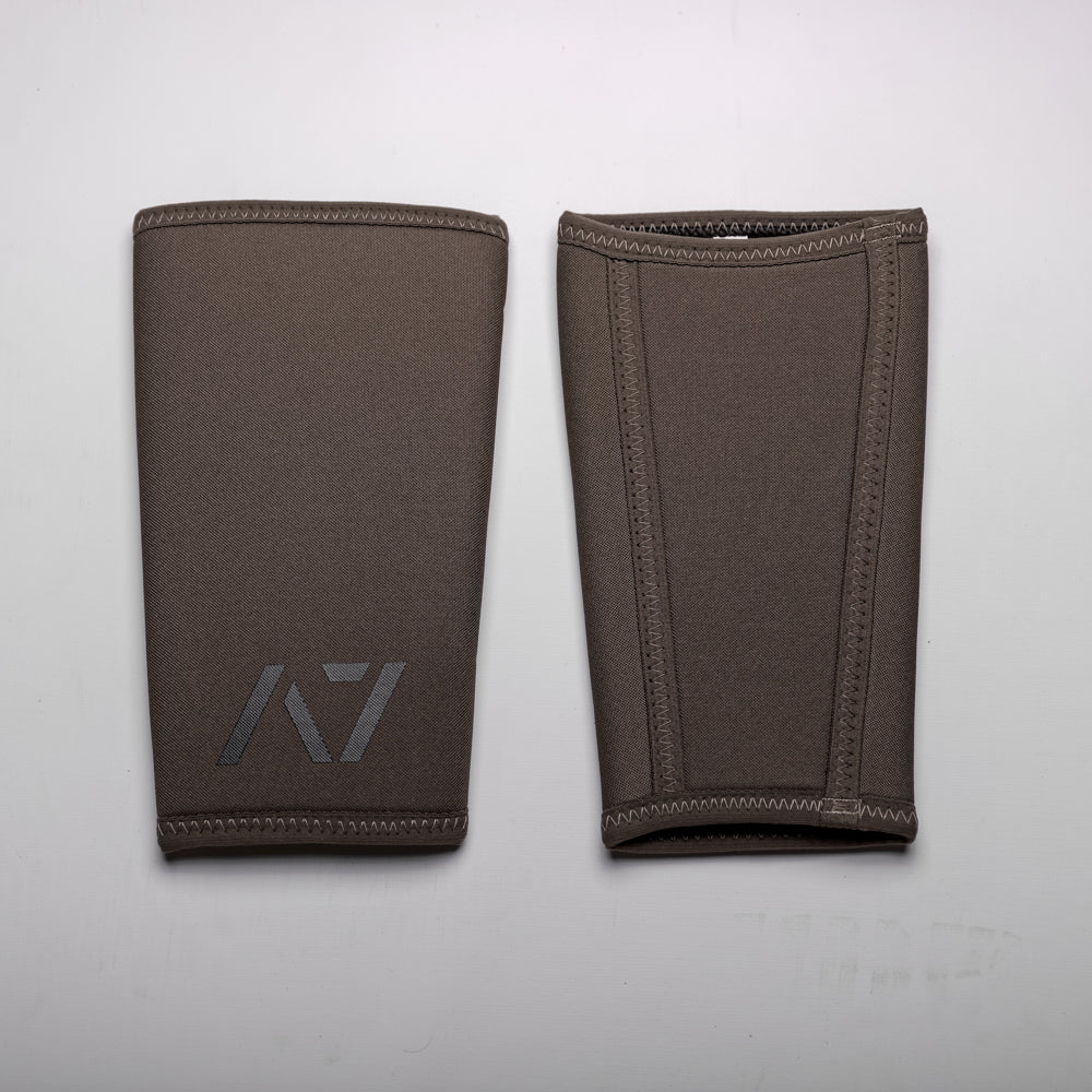 A7 IPF approved Military CONE knee sleeves are structured with a downward cut panel on the back of the quad and calf to ensure ultimate compression at the knee joint. A7 CONE knee sleeves are IPF approved for use in all powerlifting competitions. A7 CONE Knee Sleeves are IPF Approved Kit. A7 cone knee sleeves are made with high quality neoprene and the knee sleeves are sold as a pair. The double seam on the knee sleeves create a greater tension on the knee joint. A7 UK shipping to UK and Europe. 